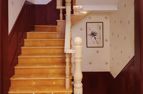 兴文中式别墅室内汉白玉石楼梯的定制安装装饰效果