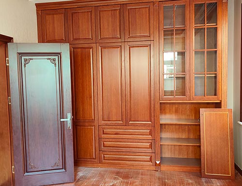 兴文中式家庭装修里定制的实木衣柜效果图